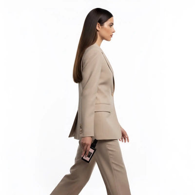 Blazer sartorial beige con spalle strutturate e linee pulite.