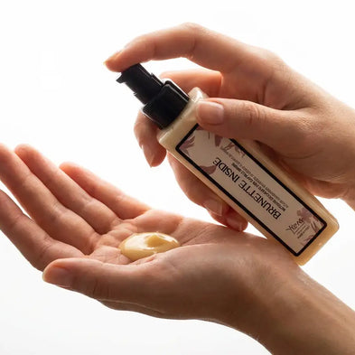 Una bottiglia a pompa beige con un dispenser nero e un'etichetta con illustrazioni botaniche, etichettata 'bainette inside' di kordé.