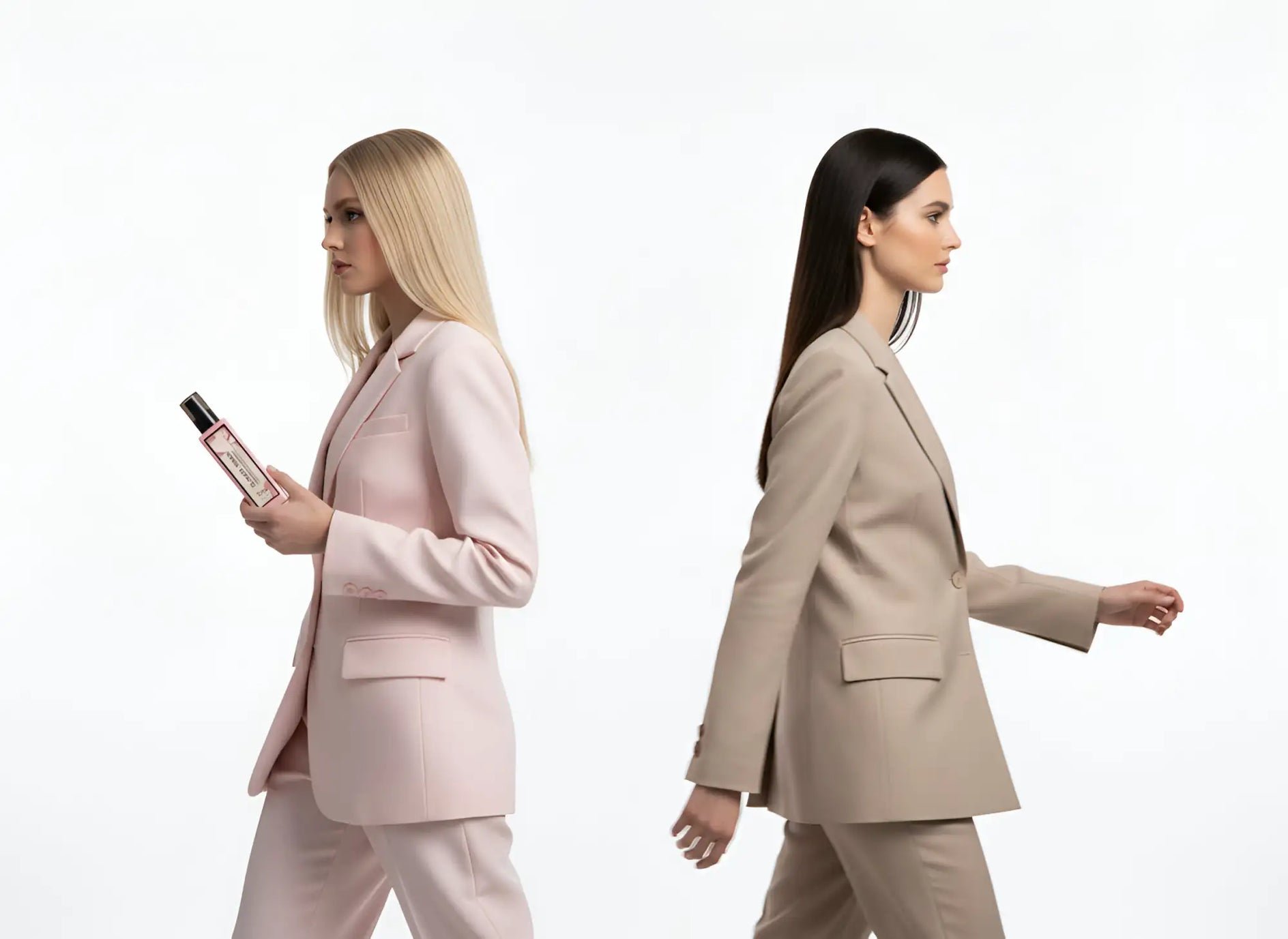 La bottiglia è un profumo elegante a forma rettangolare con tappo nero ed etichetta rosa.