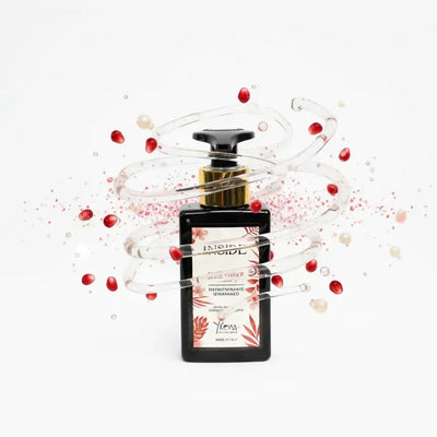 Bottiglia rettangolare nera con pompa dorata ed etichetta con design floreale rosso, marchiata come ’inside’ di ylem.