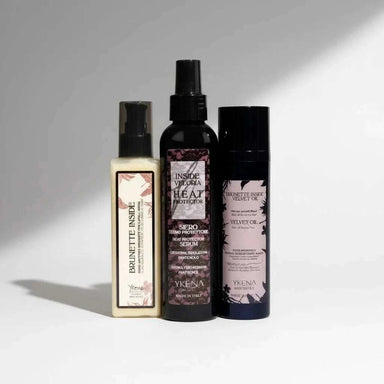 Donna con capelli castani morbidi che utilizza il rituale di difesa Brunette Inside™ per capelli sani