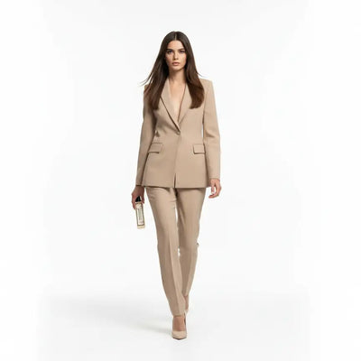 Completo sartoriale beige con blazer monopetto e pantaloni coordinati.