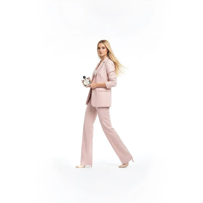 Un elegante flacone di profumo rettangolare con tappo nero e dettagli argentei intricati.