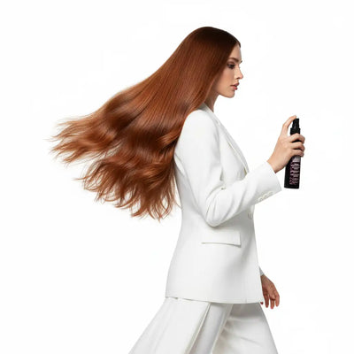 Un elegante flacone spray nero con finitura opaca e ugello argentato, con un branding discreto sul lato.