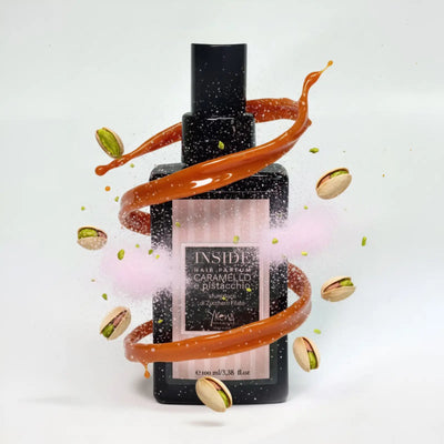 Flacone rettangolare nero di profumo per capelli interno caramello e pistacchio by ykena, con un elegante ugello spray nero e etichetta con testo rosa e bianco.