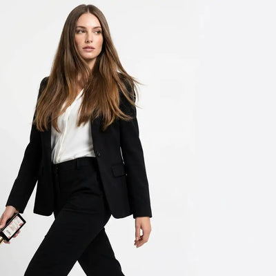 Giacca nera con vestibilità sartoriale elegante e dettagli di bottoni sottili