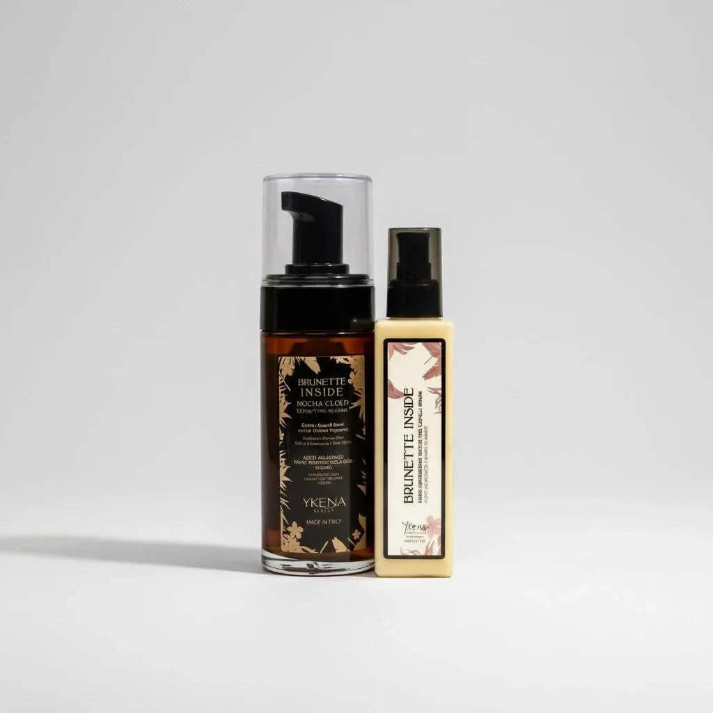 Donna con capelli ricci e castani che sorride in un ambiente luminoso Curly Vibes