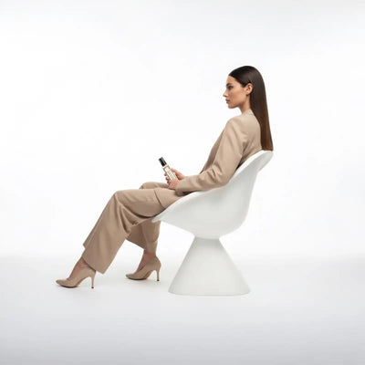 Una sedia moderna bianca elegante con un design liscio e scolpito e una base a singolo piedistallo.