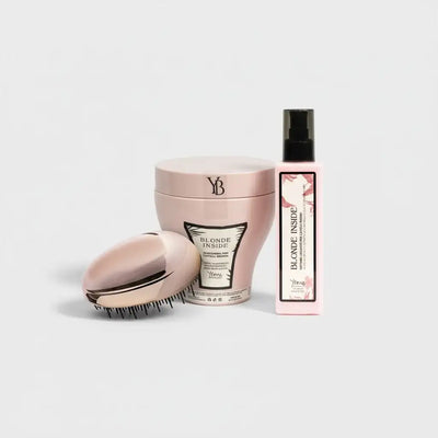 Spazzola per capelli rosa metallizzata con setole nere e design elegante e moderno.